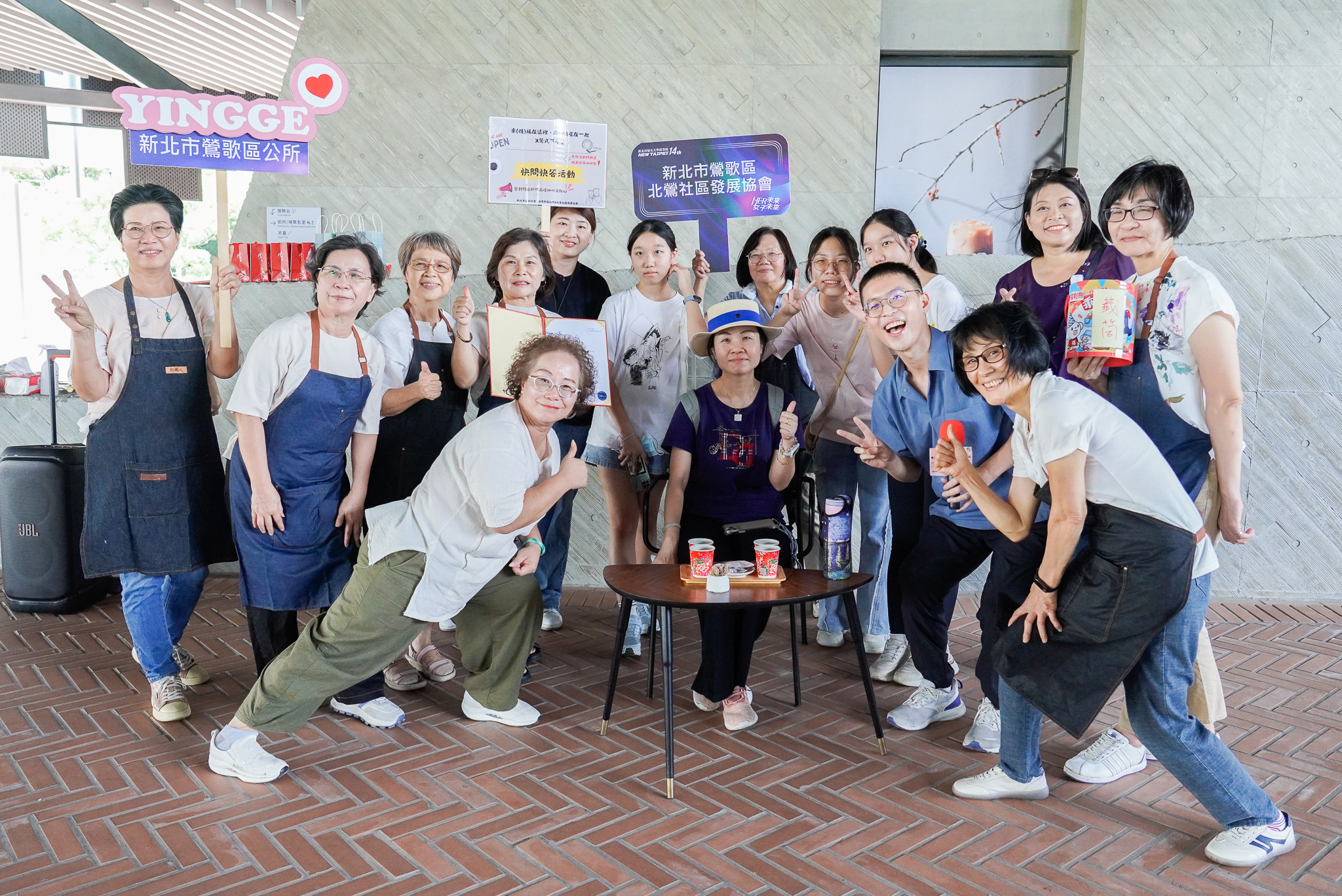  鶯歌區公所與北鶯社區發展協會在新美館邀請民眾挑戰性平快問快答 答對即能享用用由社區培力的國際認證手沖咖啡師親手沖泡的鶯式下午茶